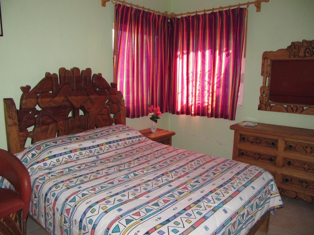 La Puerta Violeta Guesthouse & Spa San Juan Cosala Ruang foto